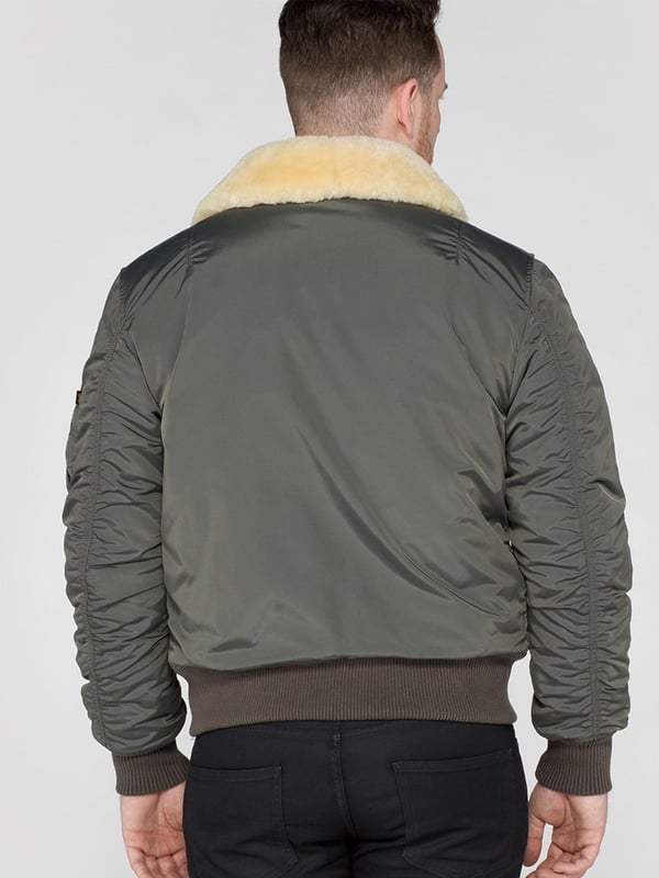 Chaqueta bomber moderna con capucha de piel de peluche desmontable, relleno acolchado y exterior de nylon de vuelo. Costuras en contraste; Cuello de piel de oveja; Etiqueta RBF; Impresión en la manga; Puño impreso. Número de producto: 143104-136 GRIS/NEGRO