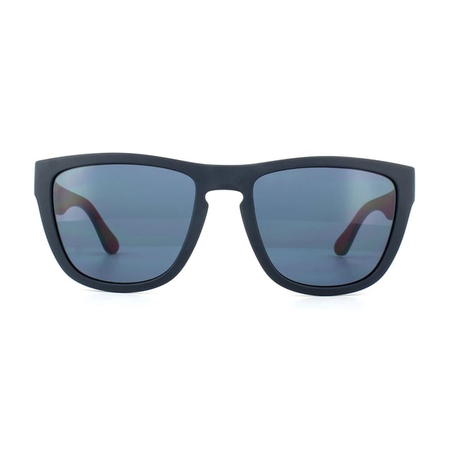 Las gafas de sol Tommy Hilfiger TH 1557/S 8ru Ku Azul Azul tienen una lente bastante profunda en este estilo cuadrado tipo wayfarer. Las patillas están adornadas con los colores de Tommy Hilfiger, y los tonos bicolores del interior añaden un toque de diversión.
