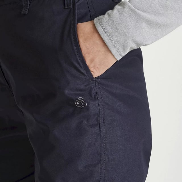 65% Polyester, 35% Katoen. 160 g/m². Ontwerp: Logo. Bevestiging: Knop. Stoftechnologie: anti-insectenbehandeling, DWR afwerking, EcoShield, NosiDefence, PFC vrij, spatwaterdicht.. Riemlussen, Zonbescherming, Ritssluiting. Zakken: 2 zijzakken, 1 opgestikte zak, 1 achterzak. Waistline: Deel Elastiek. Duurzaamheid: Gemaakt van gerecycled materiaal. Zonne-rating: UPF 40+.