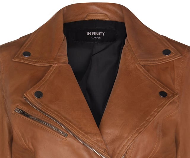 Verhoog je stijl met ons tijdloze bestverkochte jack, geroemd om zijn minimalistische ontwerp dat nooit uit de mode raakt. Dit is waarom het een must-have is:  
 Iconisch minimalisme: De blijvende populariteit van dit jack komt voort uit zijn ingetogen elegantie. De voorkant heeft slechts drie subtiele zakken, elk versierd met handgepolijste metalen hardwareritsen, waardoor een moeiteloos stijlvolle en minimalistische look ontstaat. 
 Klassieke Brando-stijl:   em>Het is een imitatie van het iconische Marlon Brando-jack uit de jaren vijftig en heeft een ontwerp met dubbele rij knopen, een brede revers en een niet in het midden geplaatste YKK-ritssluiting, een eerbetoon aan het tijdloze mode-icoon. 
 Kleurvariëteit: Kies uit een reeks kleurstellingen die bij uw voorkeuren passen, of u nu kiest voor opvallende tinten zoals geel, rood en groen, of klassieke tinten zoals zwart, bruin en kastanje . 
 Premium materiaal: Deze jas is gemaakt van 100% eersteklas ultrazacht nappaleer en biedt zowel luxe als comfort. 
 Getailleerde pasvorm: Ontworpen met een slanke pasvorm en een kortere lengte, complementeert het de vorm van je lichaam en zorgt voor een modern en flatterend silhouet.  > Dit jack is uitgerust met drie buitenzakken met ritssluiting en manchetten met ritssluiting en combineert functionaliteit met duurzame stijl, waardoor het een veelzijdige aanvulling op je garderobe is.