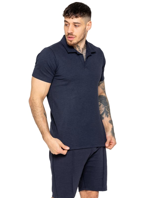 El conjunto de chándal con camiseta polo Enzo Milano está confeccionado con tela de alta calidad, con un dobladillo recto y un cuello abierto para una apariencia refinada. Combinado con los versátiles pantalones cortos stretch Enzo para hombres, el conjunto ofrece comodidad y conveniencia con dos bolsillos laterales, dos bolsillos traseros con ribete, una cintura elástica con cordón ajustable y un detalle de costura delantera.