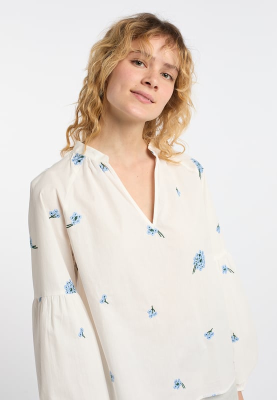 Der frische, romantische Look dieser leichten Baumwollbluse wird durch die zarte Blumenstickerei modisch hervorgehoben. Dabei bilden der V-Ausschnitt, die Ballonärmel und der Raglanarm einen lockeren Twist. Dank der entspannten Passform ist bei dieser DreiMaster Vintage Tunika der Tragekomfort gesichert.  Tunika