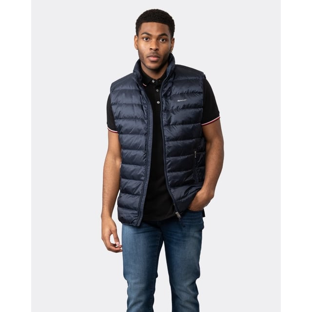 Crafted in a lightweight recycled polyester with a water-repellent finish, this Light Down Vest adds a perfect layer of warmth when the temperatures suddenly drop. With a length that falls slightly above the hips, interior zip and patch pockets and its straight channel quilting, this vest is a must-have for cooler mornings or evenings out after sundown.
Regular fit  Printed logo at chest  Water-repellent  Fully lined
Shell - Recycled Polyester 100%, Lining - Recycled Polyester 100%, Padding - Down 90%, Feathers 10%
7006299