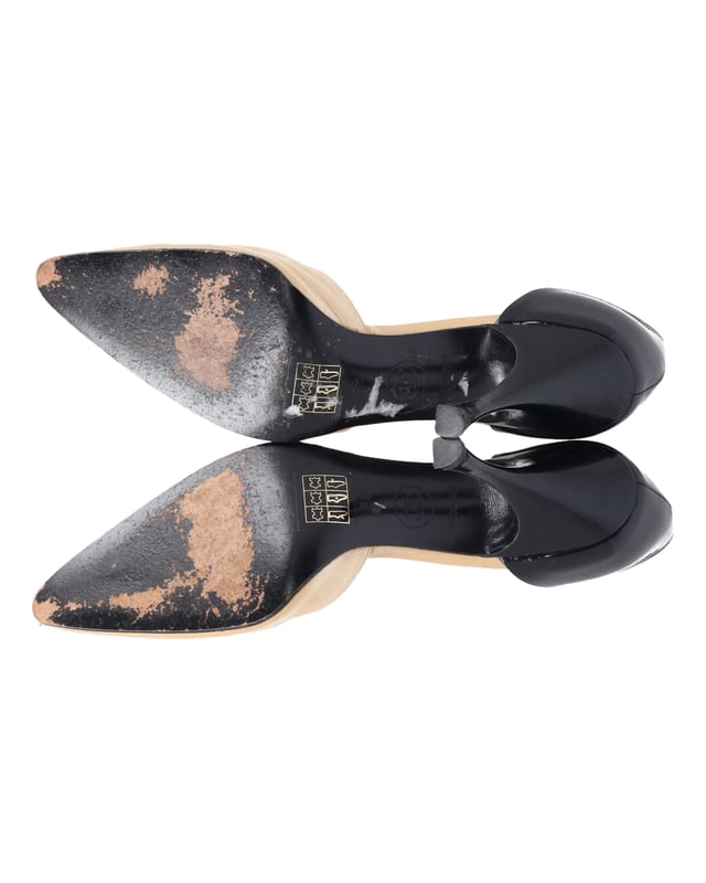 VINTAGE, UVP WIE NEU  
Diese schwarzen und beigen Pumps aus dem Hause Chanel sind wahrhaft elegant und anmutig. Sie bestehen aus Leder und Lackleder und präsentieren zweifarbige Absätze. Sie sind im Slipper-Stil mit spitzen Zehen gefertigt. Tragen Sie sie sowohl zu formellen als auch zu lässigen Outfits!  
Chanel Classic Zweifarbige Pumps aus beigem Leder  
Farbe: beige  
Material: Leder  
Größe: EU38  
Zustand: gut  
Abnutzungsspuren: Falten im Obermaterial und abgeriebene Sohlen  
SKU: 199699