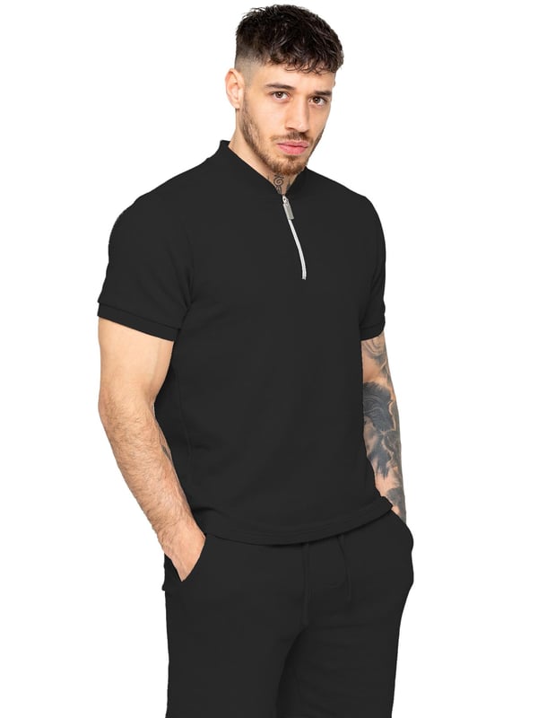 Mejora tu guardarropa de verano con el conjunto de camiseta texturizada para hombre de Enzo, diseñado para ofrecer estilo y comodidad. Confeccionado con tela texturizada de primera calidad, este conjunto es ideal para cualquier ocasión casual. La camiseta presenta mangas cortas, un ajuste regular, un cuello bomber y un cierre de cremallera de un cuarto, con mangas acanaladas terminadas en un patrón de gofre texturizado para mayor sofisticación. Los shorts a juego cuentan con una cintura elástica con un cordón ajustable y prácticos bolsillos laterales, todos hechos de la misma tela texturizada de alta calidad
