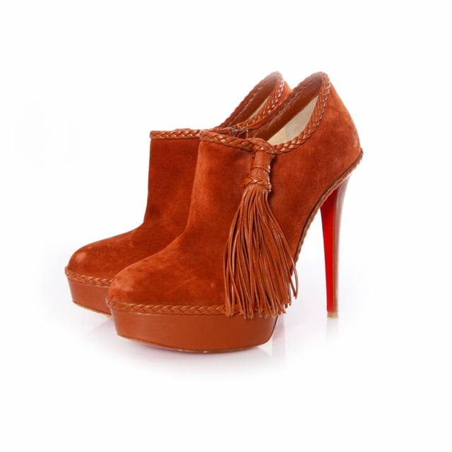 VINTAGE, RRP AS NEW
Christian Louboutin, Brown suede/leather platform shoot with tassel in size 40.5. This item has been worn once and is in mint condition. • CONDITION: mint condition

• SIZE: 40.5

• INSOLE MEASUREMENTS: 26 cm

• HEEL MEASUREMENTS: 14 cm PLATFORM: 3.5 cm

• FABRIC: leather/suede

• COLOUR: brown