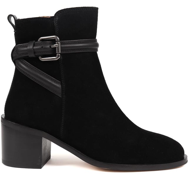 Step into low-key luxury with our leather ankle boots, where every detail counts. The buckle straps signal a fusion of timeless craftsmanship with unique flair. Classic meets contemporary in a design crafted for those who know their style.