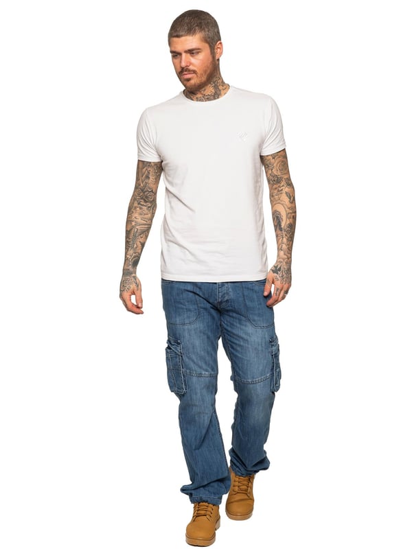 Mit dieser bequemen dunkelblauen 7-Pocket-Combat-Jeans kehren Sie zu Ihren Wurzeln zurück. Sie verfügt über eine Cinch-Schnalle auf der Rückseite und einen Kordelzug am unteren Beinende für eine individuelle Passform. Mit gedrucktem Branding auf der Vorder- und Rückseite, dezentem Distressed-Detail und Knopfverschluss für eine bequeme Passform.