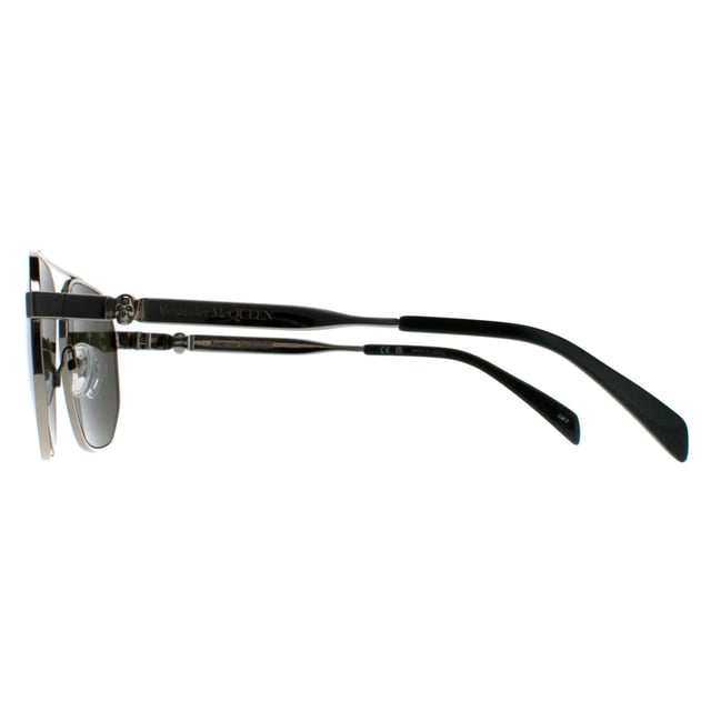 Las gafas de sol Alexander McQueen Aviator Unisex Silver Green AM0458S son el pináculo de la sofisticación y el estilo. Meticulosamente elaboradas, estas gafas icónicas combinan la elegancia clásica con un toque moderno. La elegante montura metálica, adornada con llamativos detalles metálicos en las patillas, irradia un lujo atemporal. Su silueta de aviador no sólo complementa varias formas de cara, sino que también ofrece protección UV, garantizando tanto el atractivo de la moda como el cuidado esencial de los ojos. Ya sea en la ciudad o en la playa, estas gafas de sol son sinónimo de gusto refinado y artesanía inigualable.