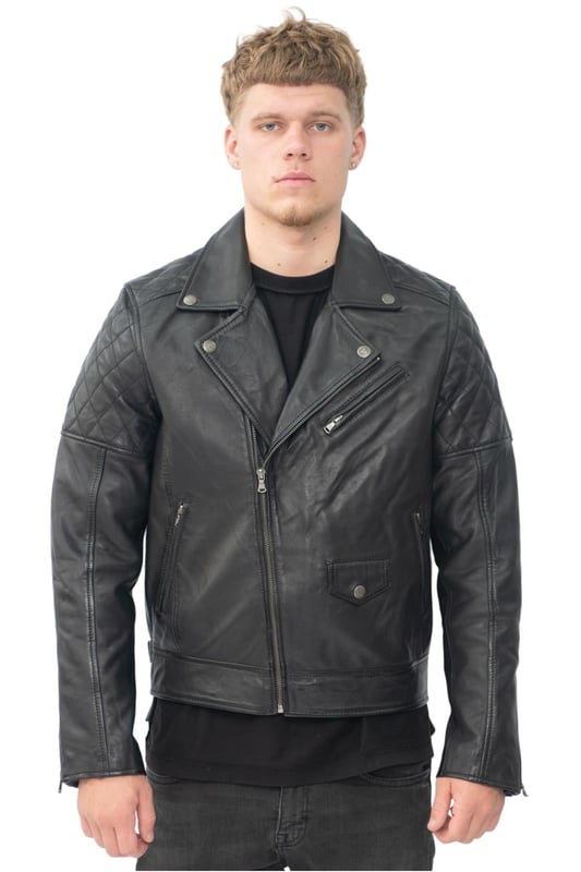 Presentamos nuestra súper elegante chaqueta de motociclista de cuero para hombre, una prenda cautivadora que combina sin esfuerzo el diseño clásico con el encanto contemporáneo. Confeccionada con cuero napa de oveja de alta calidad, esta chaqueta promete una calidad y sofisticación excepcionales. El clásico detalle de acolchado con pespuntes añade un toque atemporal y refinado al diseño general. La resistente cremallera YKK en la parte delantera con cuello alto y cierre con tachuelas garantiza estilo y practicidad. Los paneles de hombros estilo raglán están cosidos para una apariencia elegante y estilizada. Los 4 bolsillos con cremallera en el cuerpo brindan opciones de almacenamiento funcionales y modernas, mientras que los ajustadores de cintura con hebilla ofrecen un ajuste personalizado. Los puños con cremallera agregan un estilo inspirado en el motociclista, complementando el aspecto vanguardista general de la chaqueta. El interior completamente forrado cuenta con dos bolsillos con ribete de cuero, incluido uno con cremallera, que brinda un amplio espacio para sus elementos esenciales. Abrace la emoción de nuestra chaqueta de motociclista de cuero, diseñada para hacer una declaración audaz y elevar su estilo a nuevas alturas. Con su impresionante diseño y su excepcional artesanía, esta chaqueta es el complemento perfecto para tu guardarropa para darle un toque de elegancia rebelde.