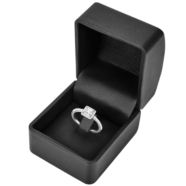 Are you looking for an exquisite engagement ring? This solitaire ring of the 1934 manufacture guarantees an enthusiastic "yes" of her loved ones! A angular zirconia-solitary in brilliant cut is enclosed by many small crystals in the entourage design-a sparkling eycatcher that makes the hearts of fashionistas beat faster. Luxurious detail is the fully occupied ring rail in memoire look. A high -quality rhodium -off protects the ring made of high -glossly polished 925 and reinforces the light silver gloss. A glamorous accessory and an affordable alternative to expensive diamond rings!