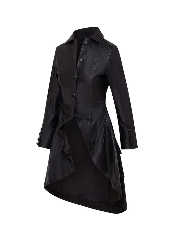 Deze lange jas, geïnspireerd op Victoriaanse en Edwardiaanse stijlen, heeft een strak uitlopend design gemaakt van 100% premium leer. Perfect voor gothic en punk mode, het is een gedurfd statement piece dat vintage charme combineert met een moderne rand. Lange uitlopende jas voor een opvallende look Gemaakt van 100% premium leer voor duurzaamheid en luxe Victoriaanse en Edwardiaanse invloeden met een eigentijdse twist Perfect voor gothic, punk of alternatieve modestijlen