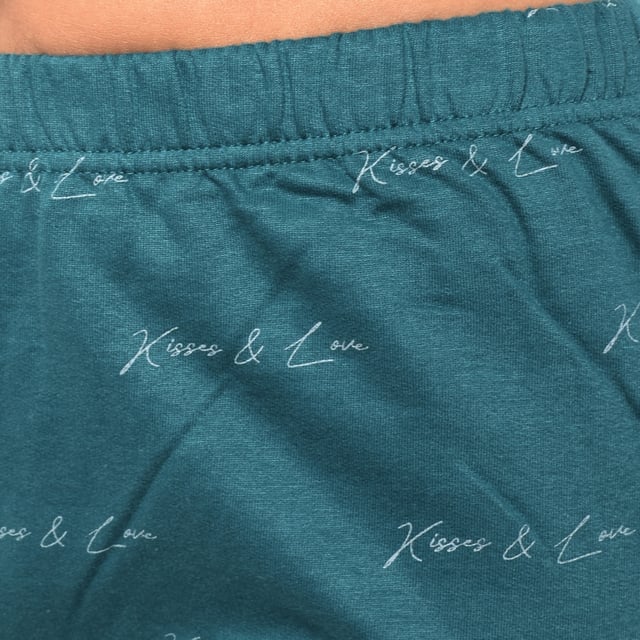 Pijama mujer de invierno afelpado de Kisses&Love. ¡Pijamas invierno de primera calidad!

El pijama para mujer afelpado combina una camiseta de manga larga con cuello redondo y un pantalón largo. 

Confeccionado en materiales suaves, abrigados y transpirables, asegura comodidad durante toda la noche. 

Ideal para el invierno, este conjunto ofrece un equilibrio perfecto entre estilo y confort para un descanso reparador.

Diseños exclusivos y variedad de estampados: Los pijamas mujer invierno están disponibles en una amplia gama de diseños exclusivos y estampados, permitiéndote elegir entre diferentes estilos que reflejan tu personalidad y gusto. Desde estampados hasta tipografías, colores vibrantes y otros más suaves, cada pijama ofrece un toque único y especial.

Fácil cuidado y durabilidad: Fabricado en algodón afelpado resistente, y algunos modelos con un leve porcentaje de poliéster, el pijama de mujer es fácil de lavar a máquina y mantiene su suavidad, color y forma lavado tras lavado. Este fácil mantenimiento garantiza que el pijama siga siendo una prenda favorita en tu guardarropa, ofreciendo durabilidad y practicidad a lo largo del tiempo, especialmente durante las estaciones más frías.

Pijama de invierno mujer, el regalo perfecto para el día de la madre, aniversario, navidad, año nuevo, cumpleaños, ¡y muchas cosas más!

¡Elige estilo, calidad y confort con Kisses&Love!
 Composición: 100% Algodón
 Cuidados:
- Lavar a temperatura máx. 30º.
- No usar lejía.
- No usar secadora.
- Planchar a baja temperatura máx. 110º.
- No lavar en seco.