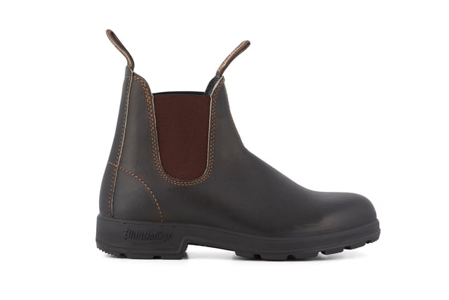 Deze klassieke laarzen uit de Blundstone Original #500-serie, een van de belangrijkste Blundstone ontwerpen, zijn het laatste woord in luxe leren laarzen. De voor altijd iconische Blundstone #500 laarzen zijn gemaakt om lang mee te gaan en combineren legendarisch comfort met uitstekende duurzaamheid in een tijdloos ontwerp. Deze authentieke leren Chelsea boots zijn gemaakt van eersteklas stevig bruin leer, hebben stijl en vullen moeiteloos elke outfit aan. Deze leren laarzen blijven echter Blundstone laarzen in hart en nieren, die uitblinken in comfort en functionaliteit met Blundstone's beroemde comforttechnologie in het hart van deze laarzen. Deze lichtgewicht laarzen met uitneembaar voetbed zijn de perfecte laarzen om je overal te vergezellen waar het leven je brengt. Van stadslandschappen tot diep in de Australische outback, de Blundstone Orignal #500 is ongeëvenaard.  Waterafstotend bovenwerk van eersteklas bruin leer Bruine elastische zijkanten voor gemakkelijk aantrekken Sterke en duurzame TPU buitenzool Gedempte tussenzool voor de hele dag comfort SPS Max Comfort systeem voor superieure schokabsorptie Uitneembaar Xtreme comfort EVA voetbed