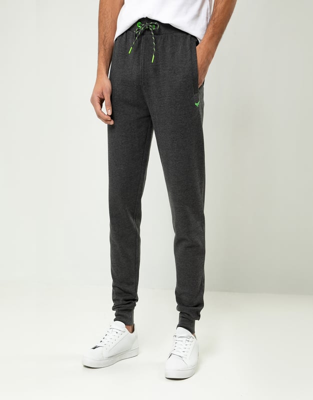 A must have addition to your wardrobe, these joggers from Threadbare have a ribbed elasticated waistband with a drawstring and feature side pockets and elasticated cuffs for that tapered look. Cut in a regular fit, these joggers are built for comfort without compromising on style.The cotton blend fabric ensures a really comfortable feel. Add a hoody and a padded gilet and team with trainers for effortless style that's clean and casual. Other colours and matching items available.