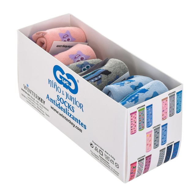 Pack de seis pares de calcetines antideslizantes.
Diseño con divertidos estampados.
Confeccionado en algodón.
Talón y puntera reforzados.
Puño anti-presión.
Tejido elástico y transpirable.
 Composición: 75% Algodón, 23% Poliamida, 2% Elastano
 Cuidados:
Lavar máximo a 40ºC.
- No planchar.
- No permite usar secadora.
- No usar lejía.
- No admite el  lavado en seco.