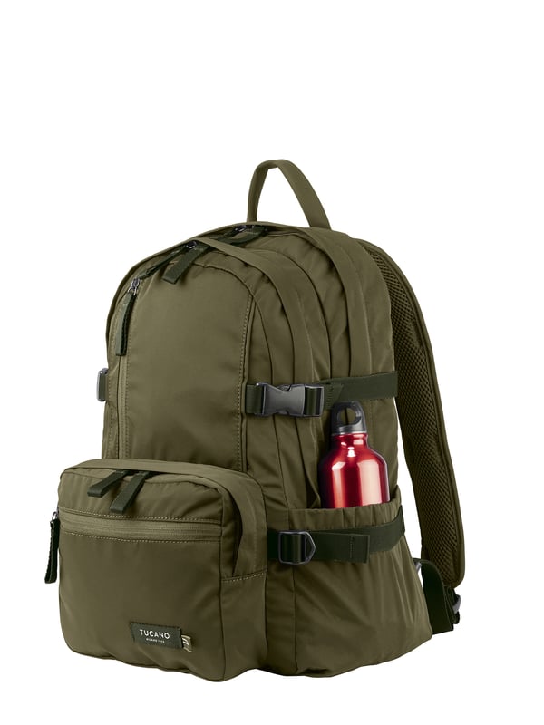 Unisex rugzak met ritssluiting. één met ritssluiting en twee open binnenzakken. twee ritssluitingen aan de voorkant en twee open zijritsen met externe zakken. ontbrekende schouderband.  Handvat van gerecycled polyethyleentereftalaat. twee binnenvakken.  extern materiaal.  Binnenkant van gerecycled polyethyleentereftalaat. Afmetingen: 30x42,5x17,5 cm. Modeproduct