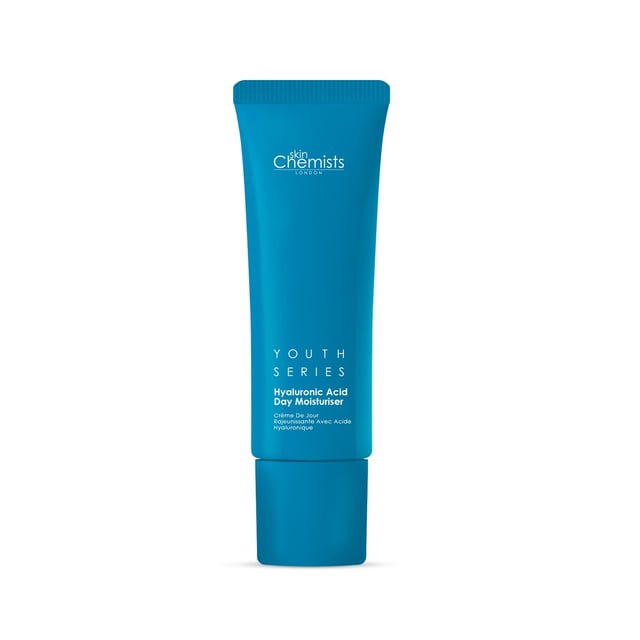 El kit contiene: 2 x skinChemists Youth Series 1,5% Hyaluronic Acid Eye Serum 15ml, 2 x skinChemists Youth Series 1% Hyaluronic Acid Day Moisturiser 50ml. Presentamos el kit skinChemists Anti-Ageing Youth Series Hydration Short Dated Kit, tu solución definitiva para una piel joven y radiante. Este potente kit aprovecha las propiedades hidratantes del Hialuronato de Sodio, que penetra en profundidad para rellenar e hidratar, mientras que el Jugo de Hoja de Aloe Barbadensis en Polvo suaviza y calma la piel, promoviendo un cutis saludable. El Ácido Salicílico ayuda a exfoliar suavemente, revelando una piel más luminosa, y el Tocoferol (Vitamina E) proporciona una protección antioxidante esencial contra las agresiones medioambientales. Con una mezcla de ingredientes nutritivos como la glicerina y el triglicérido cáprico, este kit no sólo hidrata sino que también mantiene la barrera de hidratación natural de la piel, garantizando un aspecto flexible y revitalizado. Regálate esta lujosa experiencia de cuidado de la piel y disfruta de la confianza de una piel joven. Tenga en cuenta que este kit contiene productos con fecha de caducidad limitada al 1 de enero de 2025.