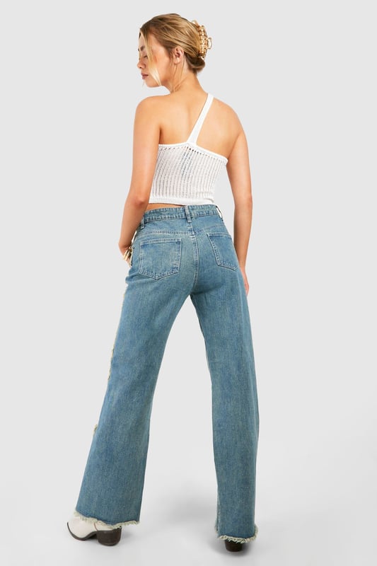 Perfect for a new season update, the wide leg jean is your chance to make an effortless fashion statement when it comes to denim-led outfits. Anything but basic, our high waisted wide leg jeans are made from rigid denim, making them the perfect quality jean for day-to-day 'fits. Step out in retro-inspired wide jeans teamed with a basic white tee and oversized blazer for a look that brings vibes to all your plans. You in a wide leg... we can see it already.Style: Wide Leg JeansFabric: CottonModel's height: 175cm / 5'9"