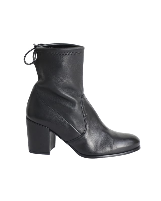 VINTAGE, RRP AS NEW
Sophisticated and sleek, the Shorty ankle boots from Stuart Weitzman will give your look instant polish. Crafted in elegant black leather with semi-pointed toes, these versatile shoes are finished with a tie back fastening to ensure a secure fit.

Stuart Weitzman Shorty Ankle Boots in Black Leather
Condition: Excellent
Sign of wear: Very light wear at the soles
Material: Leather
Color: Black
Size: EU39 / US8.5 / UK6
SKU: 266077