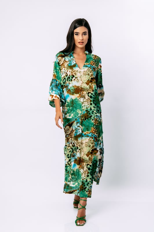 Deze kaftanachtige zomerjurk met dierenprint is gemaakt van geweven viscose. Het heeft een mandarijnkraag en een V-halslijn. De mouwen zijn lang met ruches aan de manchetten. De zoom heeft grote zijsplitten. Deze jurk heeft een lang, los, recht silhouet.