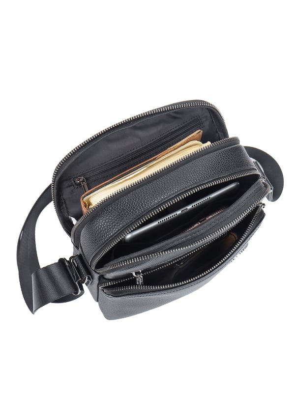 Bolso bandolera para hombre. El cierre es con cremallera. Los bolsillos internos son uno con cremallera y otro abierto. Los bolsillos externos son dos delanteros con cremallera y uno trasero con cremallera. La bandolera está fabricada en PVC. Falta el mango. Hay un compartimento interno. El material exterior es 100% Piel Auténtica. Internamente no está forrado. Medidas: 21x25x9,5 cm. Producto de moda