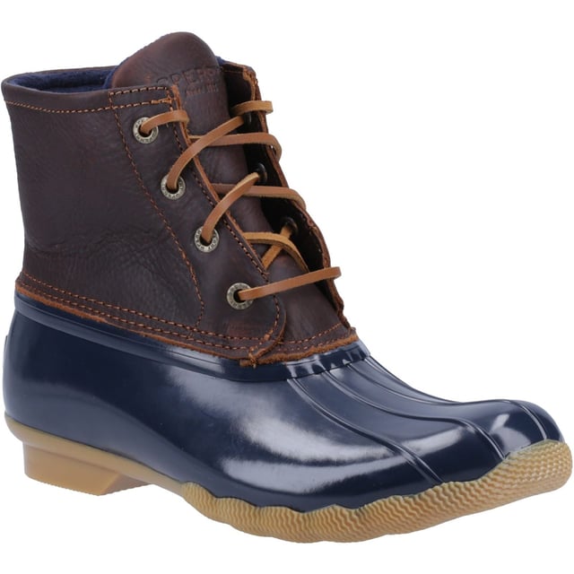 Mit den vielseitigen Sperry Saltwater Duck Boots für Damen können Sie Ihr nächstes Abenteuer in Angriff nehmen, ohne sich Gedanken über das Wetter und das Terrain an Ihrem Zielort machen zu müssen.