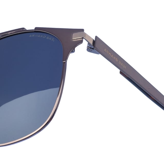Gafas de sol Armand Basi con montura de metal.
 Color Plateado-habana
 Forma ovalada.
 Lentes de color Negro
 Patillas metalicas y acabado en acetato.
  Nombre de la marca grabado en la lente.
 Polarizada. 
 Incluye una funda de tela de protección.
Los colores reales del producto pueden variar ligeramente con respecto a los colores que muestra su monitor.
 
 Medidas  Ancho lente: 55 mm. Puente: 20 mm. Patillas: 145 mm.
 
 Limpiar las gafas con agua y jabón (neutro).
 - No utilice paños sucios o abrasivos, que puedan alterar las características de los filtros.
 - Utilice solo accesorios y repuestos originales.