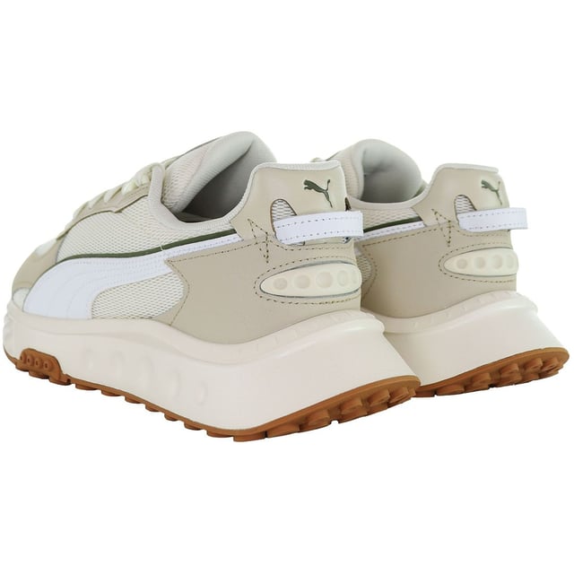 Presentamos las zapatillas Puma Wild Rider Futurism Kids Off White, una opción de calzado elegante y cómoda diseñada para los jóvenes que marcan tendencia. Combinando la estética futurista con la reconocida tecnología de confort de Puma, estas zapatillas ofrecen una opción fresca y funcional para niños activos.

Características principales:

 Diseño futurista:  Las Wild Rider Futurism Kids Trainers presentan un diseño futurista que destaca entre la multitud. Con líneas atrevidas, patrones únicos y un estilo contemporáneo, estas zapatillas son perfectas para los jóvenes que quieren expresar su individualidad.

 Ajuste cómodo:  Puma prioriza la comodidad, y estas zapatillas no son una excepción. El diseño garantiza un ajuste cómodo para los niños activos, permitiéndoles moverse con facilidad durante el juego u otras actividades.

 Color blanco roto: El color blanco roto añade un toque de modernidad y versatilidad a estas zapatillas. Ya sea con ropa de juego informal o con conjuntos más elegantes, estas zapatillas complementan una gran variedad de estilos.

 Cierre seguro: Las zapatillas cuentan con un sistema de cierre seguro, normalmente con una combinación de cordones y correas u otros cierres fáciles de usar. Esto garantiza que las zapatillas se mantengan ajustadas al pie durante todo tipo de actividades.

 Construcción duradera:  Fabricadas pensando en el enérgico estilo de vida de los niños, estas zapatillas tienen una construcción duradera para soportar el desgaste de las aventuras diarias. Los materiales utilizados se eligen tanto por su estilo como por su resistencia.

 Marca Puma:  Como marca de ropa deportiva reconocida en todo el mundo, el logotipo y la marca Puma suelen ocupar un lugar destacado. El logotipo de Puma en estas zapatillas añade un toque de autenticidad y representa el compromiso de la marca con la calidad.