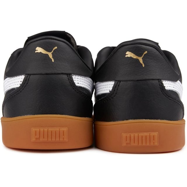 Eine zeitlose Ergänzung der Trainer-Kollektion von Puma, die Club Leather Court Trainers vereinen alle Eigenschaften der legendären Retro-Designs, wie die klaren Linien und die robuste Bauweise, fügen jedoch perfekte Details und eine weiche, gepolsterte Innensohle hinzu. Heritage-inspiriert, aber perfekt aktuell, halten diese schlanken, aber einfachen Trainer junge Füße den ganzen Tag über bequem und sorgen für einen voll im Trend liegenden Look.