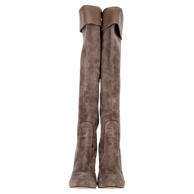 VINTAGE, RRP AS NEW
Sophisticated Comfort: Embrace sophisticated comfort with the Gianvito Rossi Knee Boots in Brown Suede. The sumptuous suede and knee-high construction offer both style and ease, making these boots a timeless and practical addition to any shoe collection. Perfect for those who seek a blend of elegance and wearability in their footwear choices.

Gianvito Rossi Knee Boots in Brown Suede
Condition: Very good
Signs of wear: Minor markings, Lightly used but very well maintained. Minor mark at soles & creasing, light scuffing at the soles and heels.
Packaging: Dust bag
Color: Brown | ochre
Material: Suede
Size: EU40.5
Measurements: Heel height: 105; Insole length: 270
SKU: NAPPUGBSH370836W