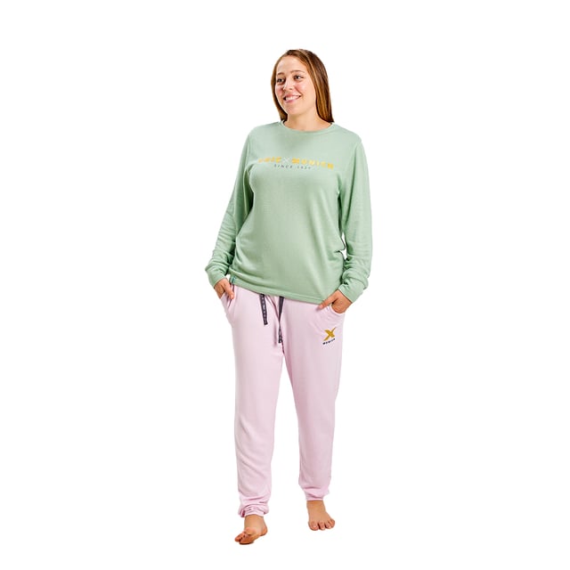 München långärmad pyjamas.\n Färg rosa-grön\n Långärmad T-shirt med rund halsringning.\n Rutigt tryck.\n Design med varumärkesgrafik.\n Långa byxor.\n Elastiskt midjeband.\n Raka fållar.\n Sömmarna syns i ton.\n\n Sammansättning: 96% polyester, 4% elastan.\n\n -Tvättas i max temperatur. 30º.\n -Använd inte blekmedel.\n -Torka i max temperatur. 110º.\n -Har inte stöd för kemtvätt.\n -Tillåter dig att använda en torktumlare.\n Sammansättning: 96% polyester, 4% elastan.\n Skötsel:\n-Tvätta i max temperatur. 30º.\n -Använd inte blekmedel.\n -Torka i max temperatur. 110º.\n -Har inte stöd för kemtvätt.\n -Tillåter dig att använda en torktumlare.