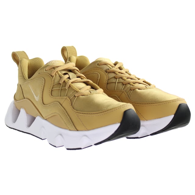 El Nike Ryz 365 es esencialmente el reemplazo de zapatillas grueso para el Tekno. Cuenta con un trabajo de línea audaz en la parte superior, lo que agrega un toque de irreverencia, mientras que las formas geométricas en la entresuela proporcionan una caída del pie acolchado.