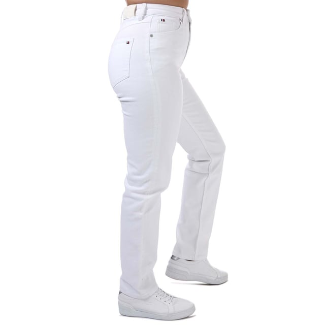 Dam Tommy Hilfiger Klassiska raka jeans i vitt.- Klassisk 5-fickors styling.- Dragkedja med gylf och knapp.- Tommy Hilfiger varumärke.- Tommy Hilfiger flaggabroderi på ryggen.- Stretchbomull denim.- Rak passform.- 99% Bomull 1% Elastan. Maskintvätt i 30 grader.- Ref: WW0WW302131CF