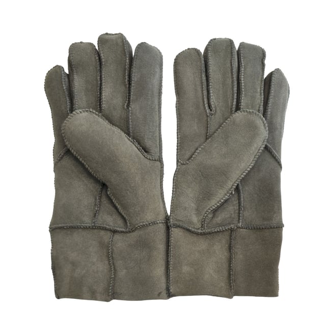 Erleben Sie luxuriöse Wärme und zeitlose Eleganz mit Infinitys Unisex-Handschuhen aus superweichem Schaffell. Diese Handschuhe aus hochwertigem Schaffell bieten unübertroffene Weichheit und Komfort und hüllen Ihre Hände in behagliche Wärme. Die raffinierten Stichdetails verleihen einen subtilen Hauch von Raffinesse und machen sie zu einem vielseitigen Accessoire für jeden Anlass. Diese Handschuhe sind in einer Reihe klassischer Farben erhältlich und ergänzen Ihre Garderobe nahtlos und unterstreichen Ihren Stil. Mit mehreren Größen zur Auswahl finden Sie die perfekte Passform für ultimativen Komfort und Flexibilität. Infinitys Unisex-Handschuhe aus superweichem Schaffell vereinen traditionelle Handwerkskunst mit moderner Funktionalität und bieten sowohl Schutz als auch Stil, sodass Sie selbstbewusst ausgehen können, da Sie wissen, dass Sie Handschuhe von höchster Qualität tragen. Größe und Passform Diese Handschuhe fühlen sich anfangs vielleicht eng an, aber nach ein paar Stunden Tragen dehnt sich das Lammfell auf natürliche Weise und passt sich Ihrer individuellen Passform an.