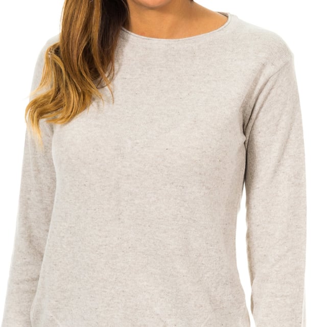 Langärmeliger Pullover.
 Rundhalsausschnitt mit geripptem Abschluss.
 Metall-Applikation des Markennamens auf der oberen Vorderseite.
 Ärmelbündchen und Bund mit geripptem Abschluss und gerafftem Detail.
 Knopfverschluss auf dem Rücken.
 Öffnungsdetail am Bund auf der Rückseite.
 Bequemes und atmungsaktives Material.
 Nähte im Farbton gehalten.
 Zusammensetzung: 50% Viskose, 50% Polyamid
 Pflege:
- Maximal bei 40ºC waschen.
 - Bügeln bei mittlerer Temperatur, max. 110ºC.
 - Erlaubt die Verwendung eines Trockners.
 - Keine Bleichmittel verwenden.
 - Chemische Reinigung ist nicht möglich.