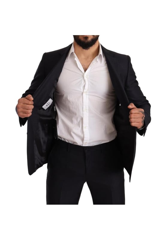 Traje 100% auténtico Dolce & Gabbana  
Modelo: MARTINI  
Estilo: Traje de dos piezas de una sola botonadura; incluye blazer y pantalones  
Color: Patrón azul jacquard  
Cierre: Cierre de dos botones  
Ajuste: Ajuste slim  
Dos bolsillos interiores  
Una abertura en la parte posterior  
Cierre de cremallera de tres vías en los pantalones  
Detalles del logo  
Hecho en Italia  
Material: 75% lana, 20% seda, 5% cachemira  
Forro: 100% rayón  