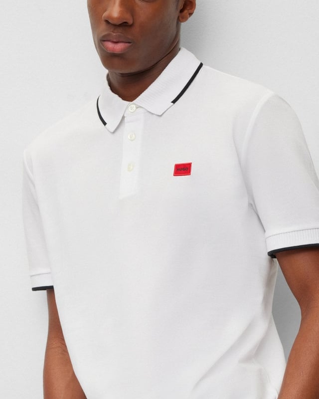 A slim-fitting polo shirt in piqué fabric with a branded patch and sporty tipping by HUGO Menswear.
Slim fitPolo collarShort sleevesRibbed cuffs
100% Cotton, Collar: 99% Cotton, 1% Elastane
50490775
 
