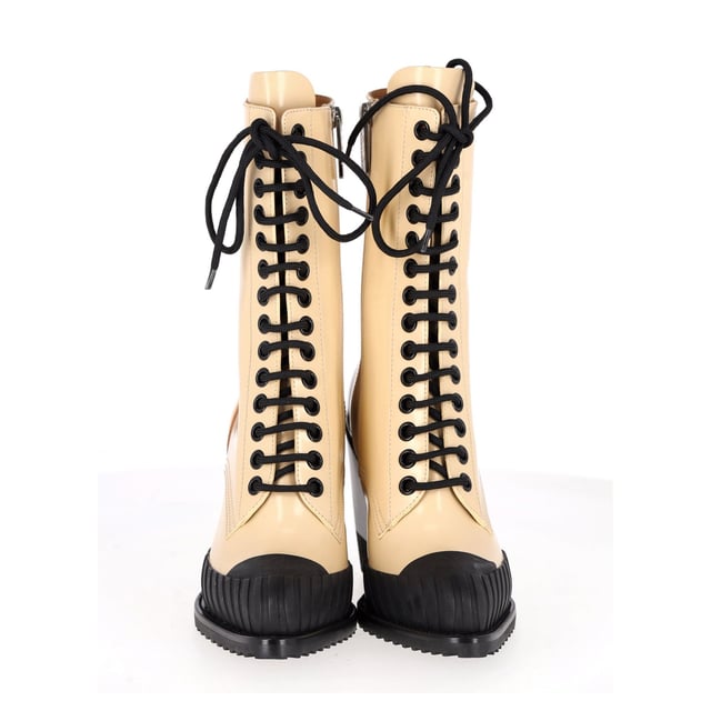 VINTAGE, RRP AS NEW
Rylee's pointed-toe ankle boots are crafted in shiny calfskin leather, and feature a contrasting band of leather down the side. The sturdy rubber sole  and rubber toe caps ensure you're perfectly equipped for an urban adventure, while the padded tongue make every step comfortable.
Chloe Rylee Lace Up Ankle Boots in Cream Calfskin Leather
Condition: Excellent with dust bag and box
Sign of wear: Very light wear on the soles
Material: Calfskin Leather
Color: Cream
Size: EU38.5 / UK5.5 / US8.5
SKU: 273547