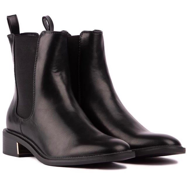 Deze classy Harper Chelsea laars van Solesister combineert een all-time klassieke stijl met de laatste trends. Gemaakt van soepel. Bovenwerk in leerlook. met elastische zijvouwen voor een ideale aan- en uittrekpasvorm. deze zelfverzekerd. stijlvolle designerlaarzen hebben een strakke zool met een slimme metalen hielversiering en een elegant ontwerp met ronde neus. het toevoegen van een verfijnd tintje aan deze tijdloze stijl.