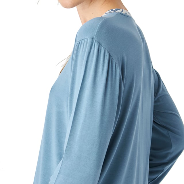 Pijama de mujer de manga larga con un diseño elegante y cómodo, ideal para descansar o relajarse en casa.

Su diseño moderno y sofisticado se adapta perfectamente a la figura femenina, realzando la silueta con un estilo chic y relajado.

El conjunto incluye una parte superior de manga larga con un elegante cuello redondo, diseñada para brindar comodidad y estilo.

El pantalón largo, con un atractivo estampado, tiene un ajuste holgado con puños elásticos, dos prácticos bolsillos laterales y una cintura elástica ajustable mediante cordones, asegurando un ajuste cómodo y funcional.

Esta pijama está diseñada para brindar máxima comodidad durante el descanso.

Confeccionada en materiales ligeros y suaves, es perfecta para cualquier época del año.
 Composición: Camiseta: 95% Modal, 5% Elastano; Pantalón: 95% Modal, 5% Elastano
 Cuidados:
-Lavado a máquina en frío y en ciclo suave para evitar el desgaste de las fibras.
-No usar lejía o blanqueadores
-Secar al aire libre o en secadora a baja temperatura para evitar que se encoja o pierda su forma.
-Planchar a temperaturas bajas.