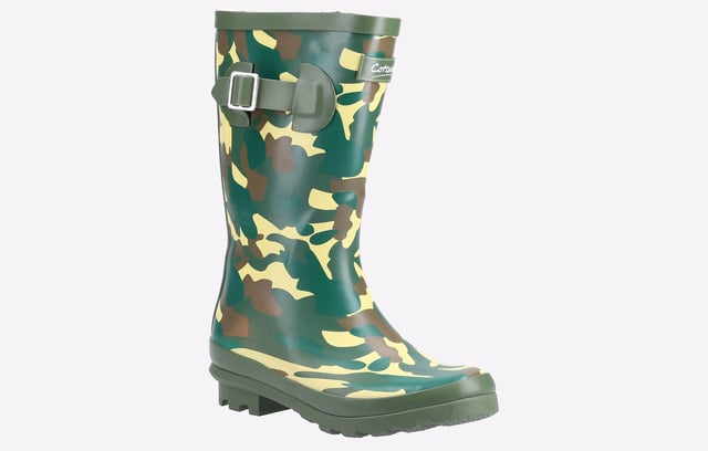 Designed in the heart of the countryside comes this fun junior wellington. A stylish smooth camo print with premium rubber offering excellent waterproofing and grip on muddy terrain.
- Lightweight and flexible pull on boot- Fully waterproof premium rubber upper
- Decorative strap and buckle feature
- Soft cotton lining
- Removable foam insole
- Deep traction tread