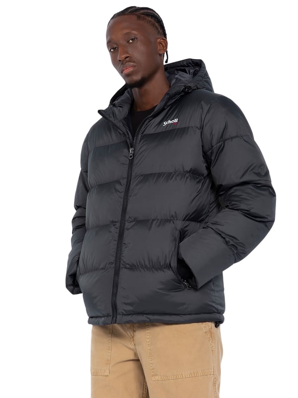 Ontdek de Schott winterjas voor heren - de perfecte combinatie van warmte en stijl voor koude dagen! Deze jas is gemaakt van hoogwaardige materialen en biedt niet alleen veel comfort, maar ook optimale bescherming tegen kou en wind.    De doorlopende ritssluiting, hoge kraag en gevoerde capuchon met verstelbaar elastisch trekkoord houden je betrouwbaar warm, terwijl de stormmanchetten aan de mouwen en gebreide manchetten extra bescherming bieden.    Twee praktische ritszakken aan de buitenkant en twee binnenzakken bieden voldoende opbergruimte voor je benodigdheden. Het verstelbare trekkoord aan de onderkant zorgt voor een pasvorm op maat, ideaal voor winterse omstandigheden.    Het geborduurde bulkhead-logo op borsthoogte geeft de jas een elegante, sportieve touch. Deze jas is de perfecte keuze voor iedereen die de winter in stijl en gezelligheid wil doorkomen!