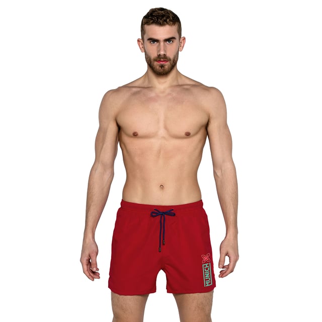 Bañador bóxer Munich.
Cinturilla elástica, ajustable mediante cordones.
Dos bolsillos abiertos con forro de rejilla, en los laterales.
Bordado con el nombre de la marca el lateral inferior.
Bolsillo con cierre de cremallera en la parte trasera.
Bolsillo interior en la parte delantera.
Forro interior de rejilla.
Costuras vistas a tono.
 Composición: 100% Poliéster
 Cuidados:
Lavar a mano.
Se puede planchar.
No usar lejía.
No usar secadora.
No lavar en seco.