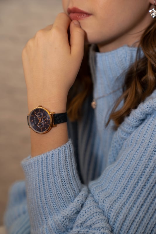 Dit Orphelia Dames horloge beschikt over een Quartz binnenwerk. De kast (35 mm mm) is vervaardigd uit RVS (Rosékleurig) en heeft een Mineraalglas. De band is Blauw RVS. Dit horloge uit de Orphelia Derby reeks is een mooi en tijdloos geschenk. Verras jezelf of iemand anders met dit cadeau. Bovendien geniet u hierbij van 2 jaar garantie tegen alle fabricagefouten.