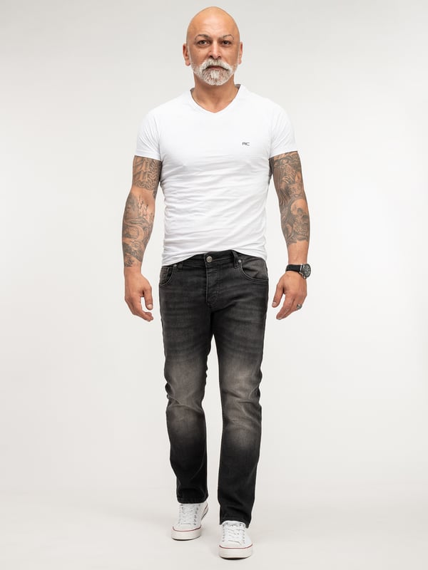 Lorenzo Loren Herren Jeans LL-4005 Stilvolles Design für jeden Anlass Die Lorenzo Loren Herren Jeans LL-4005 in klassischem Schwarz sind der Inbegriff zeitloser Eleganz. Das edle Stone Washed Finish verleiht den Jeans eine raffinierte Note, die sowohl im Büro als auch in der Freizeit perfekt zur Geltung kommt. Mit ihrem modernen Five Pocket Style bietet diese Hose nicht nur Stil, sondern auch praktische Funktionalität.  Bequem und Flexibel durch Stretch-Denim Gefertigt aus hochwertigem Stretch-Denim, passen sich die LL-4005 Jeans jeder Bewegung an und bieten höchsten Tragekomfort. Der mittlere Bund und der Knopfverschluss sorgen für einen sicheren Halt und eine bequeme Passform. Diese Jeans sind nicht nur modisch, sondern auch extrem komfortabel und ideal für den täglichen Gebrauch.  Vielseitigkeit trifft auf Langlebigkeit Ob im Alltag oder zu besonderen Anlässen – die Lorenzo Loren Jeans LL-4005 sind vielseitig kombinierbar. Trage sie mit einem T-Shirt und Sneakern für einen lässigen Look oder kombiniere sie mit einem Hemd und eleganten Schuhen für einen gehobenen Stil. Die langlebige Verarbeitung garantiert, dass diese Jeans lange Zeit dein treuer Begleiter bleiben.