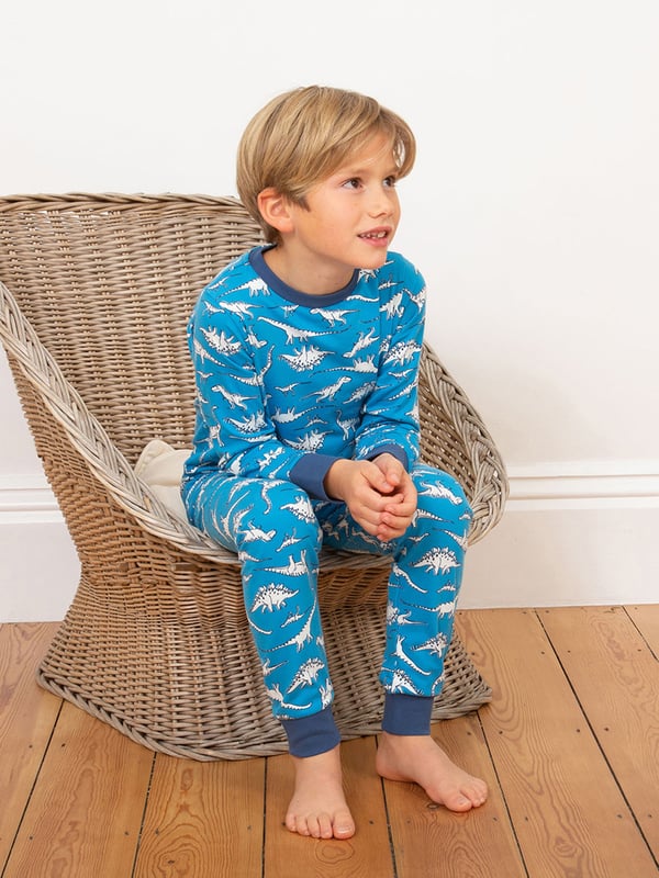 95% organic cotton 5% elastane | Proud to be certified by Control Union to the Global Organic Textile Standard (GOTS) | Dino fan all-over print | Single jersey with a little bit of stretch | Two-piece set | Slim fit | Long sleeved | Elasticated waistband | Round neck with popper shoulder opening (up to and including size 3y) | Ribbed cuffs | Made in Turkey | Machine washable at 40 degrees, or at 30 degrees to be kinder to the planet