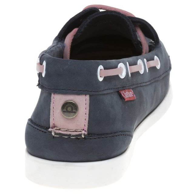 Nada dice más verano que un náutico y el zapato plano Rema de Chatham Marine encaja perfectamente. Diviértete con la moda con este calzado sin cordones azul acabado con cordones rosas y una plantilla de espuma acolchada para mayor comodidad.
