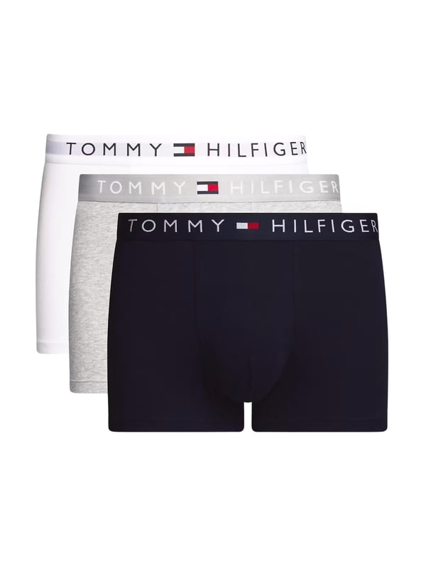 Diese Herren-Boxershorts im Dreierpack kombinieren klassischen Stil mit hohem Tragekomfort. Der normale Schnitt und das weiche Baumwollstretch-Material passen sich perfekt an den Körper an. Ein toniger, elastischer Bund mit kontrastfarben eingewebtem Label-Schriftzug sorgt für einen modernen Look und zuverlässigen Sitz. Die Shorts verfügen über ein gerades Bein und eine normale Beinlänge, ideal für den täglichen Gebrauch. Tonige Nähte und eine dezente, gewebte Labelflagge im Bund runden das minimalistische, unifarbene Design stilvoll ab.
