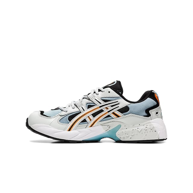 Verhoog je stijl met een eigentijdse draai aan een klassiek silhouet - de GEL-KAYANO™ 5 OG sportschoen voor heren van ASICS. Dit ontwerp is een eerbetoon aan de befaamde GEL-KAYANO™ serie en combineert retro kenmerken naadloos met geavanceerde technologieën voor een uitzonderlijke schoenervaring.

De kern van het ontwerp wordt gevormd door de iconische GEL™ technologie, die ongeëvenaarde demping biedt voor optimale schokabsorptie. Zeg maar dag tegen ongemak en hallo tegen een soepele, responsieve pas. De stevige middenzoolconstructie zorgt voor stabiliteit en ondersteuning, waardoor je algehele prestaties en vertrouwen worden verbeterd.

De GEL-KAYANO™ 5 OG is geïnspireerd op schoenen uit de jaren '90 en heeft een bovenwerk van lichtgewicht mesh. Dit ademende materiaal zorgt niet alleen voor moeiteloze bewegingen, maar bevordert ook de luchtstroom, zodat je voeten de hele dag koel en fris blijven.

Dankzij het veelzijdige ontwerp kun je deze sportieve schoen moeiteloos combineren met actieve bezigheden. De minimalistische esthetiek voegt een vleugje ingetogen raffinement toe aan elk ensemble, waardoor het een ideale keuze is voor verschillende gelegenheden.

De GEL-KAYANO™ 5 OG omarmt het authentieke merkerfgoed en is de vijfde in de legendarische GEL-KAYANO™ serie. Het blijft een voorbeeld van ASICS' toewijding om prestatiegerichte functies te combineren met een tijdloze stijl.

Geniet van de perfecte mix van comfort, stijl en functionaliteit met de GEL-KAYANO™ 5 OG sportschoen voor heren. Ervaar de samensmelting van erfgoed en innovatie als je binnenstapt in een wereld waar klassiek en modern moeiteloos samengaan.